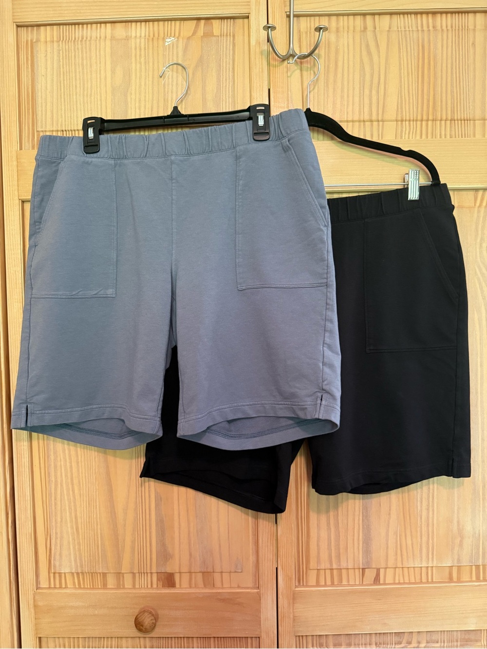 2 pairs of Women’s Elastic-Waist Pocket Shorts — Gray and Black JJill